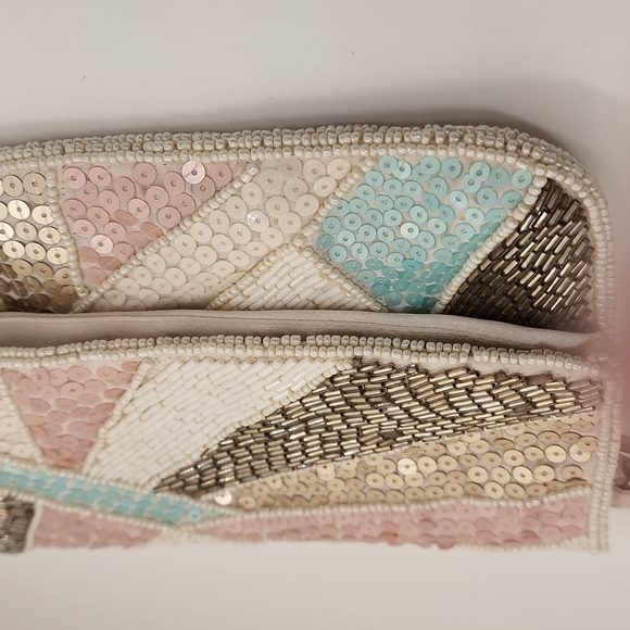 Aldo Sequin Clutch Beautiful detail. Detachable strap. Zipper closure. - Picture 4 of 8